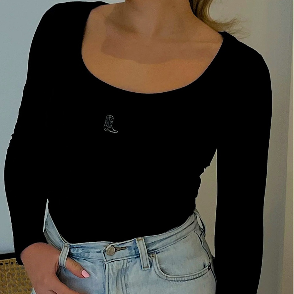 NWT Brunette the label “Cowboy boot” Scoop neck tee